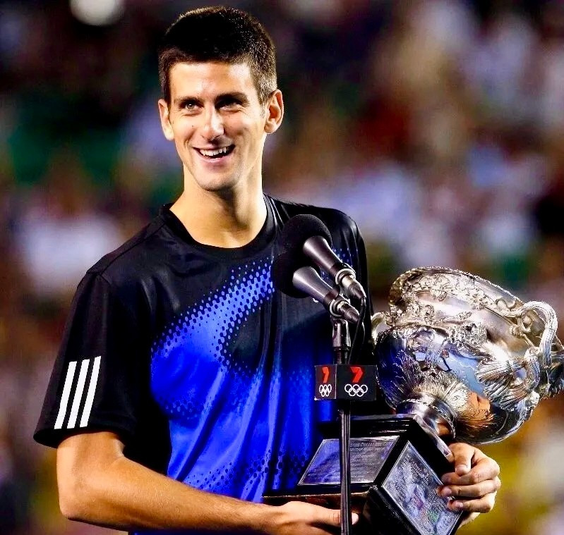 以清晰的战术头脑、丰富的击球技巧再加上越来越强壮的身体，阿尔卡拉斯从决赛的第二盘