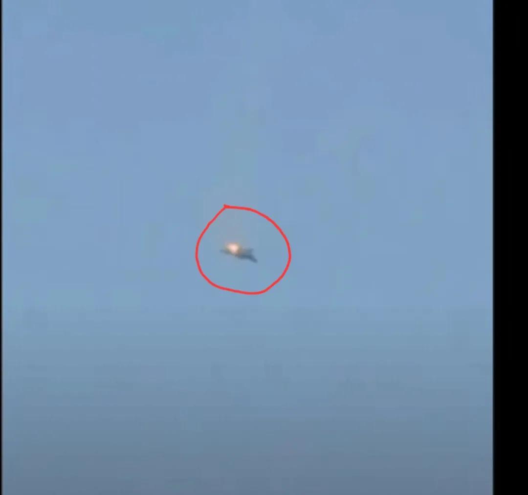 完成任务了，老美F15的飞行员在后备箱躺平了，终于可以离开这“是非之地”了，就等