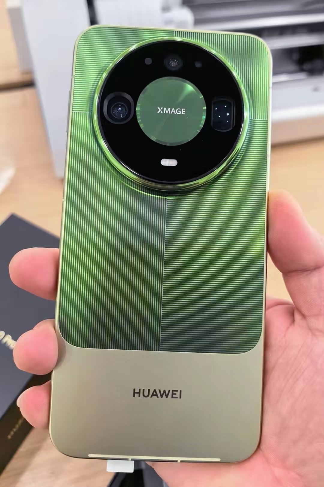 华为Mate90系列真机流出！星环设计、分段双拼、RS非凡大师八边形星钻Deco、主动式散热方案。熟