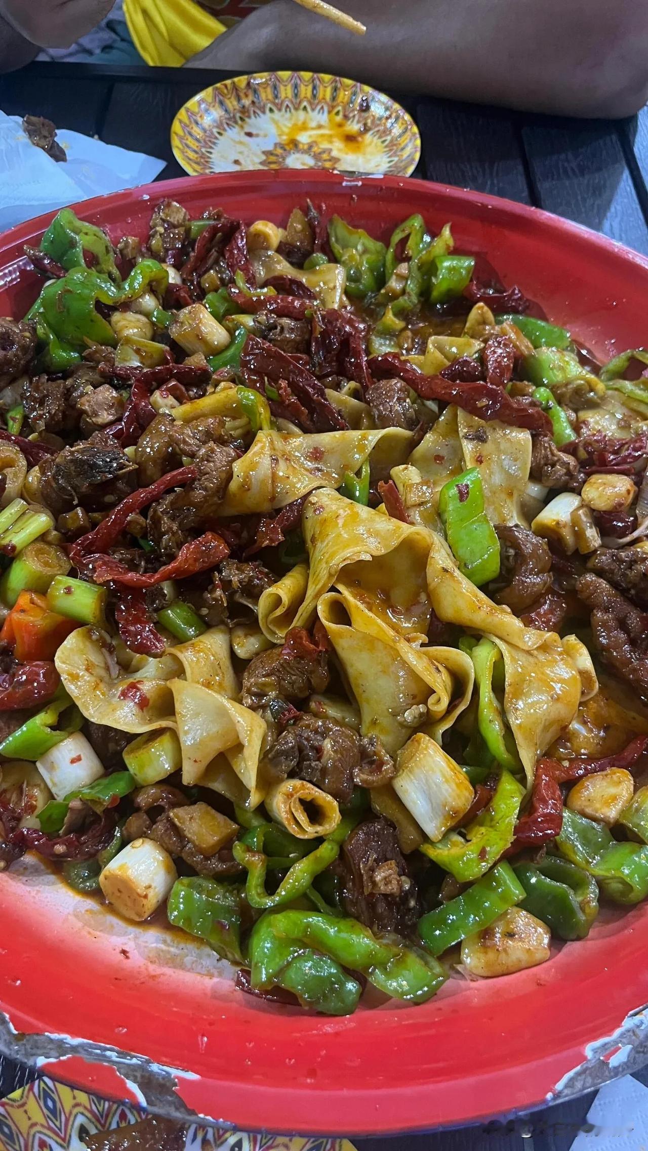 新疆大盘鸡简直是美食界的神！当新疆人纠结吃啥，大盘鸡十有八九会被端上桌，那铁锅里