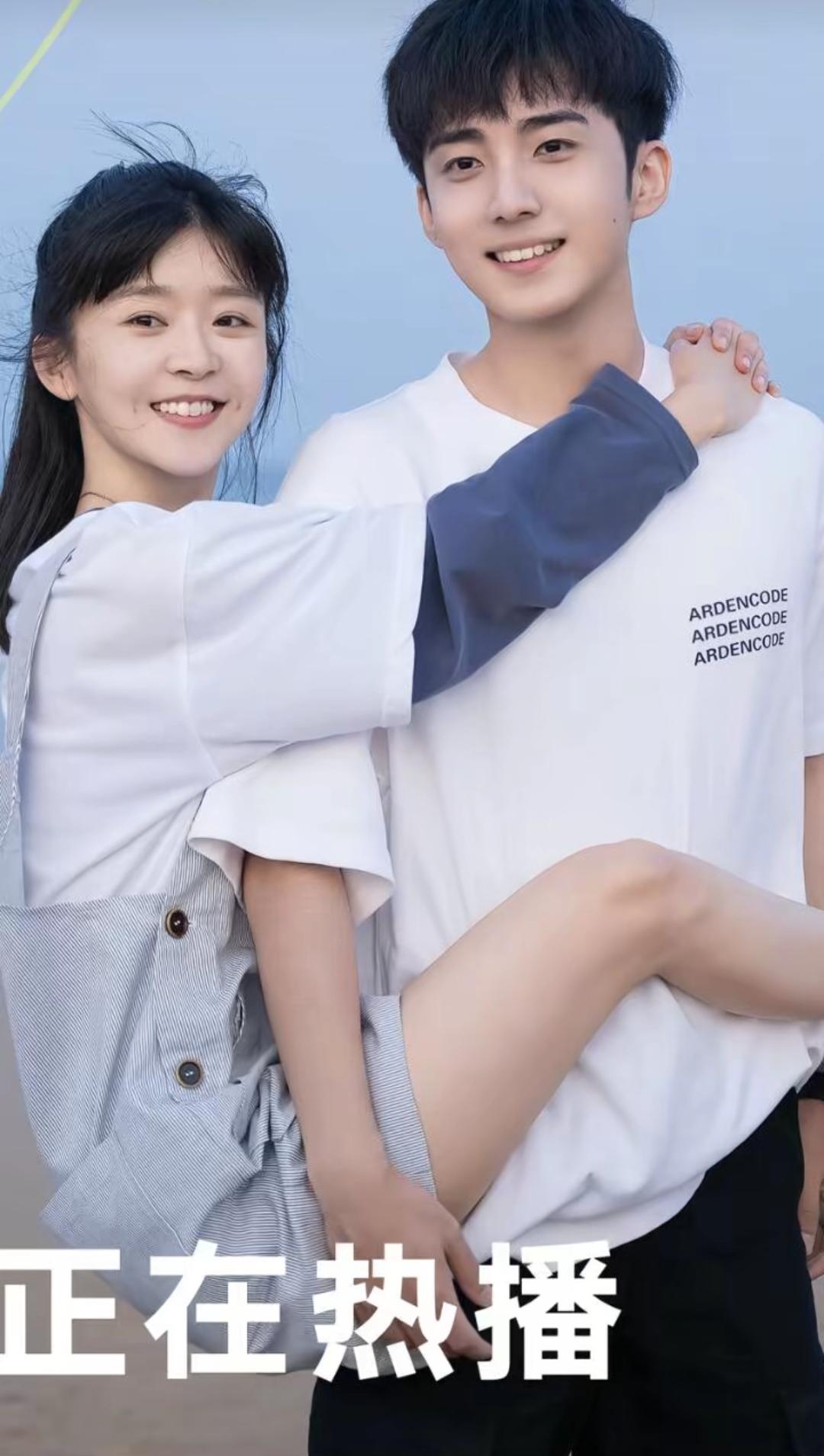 宋伊人跟合作的男演员们一起游泳宋伊人跟男主角合影，整个挂在郭子凡身上，好没边