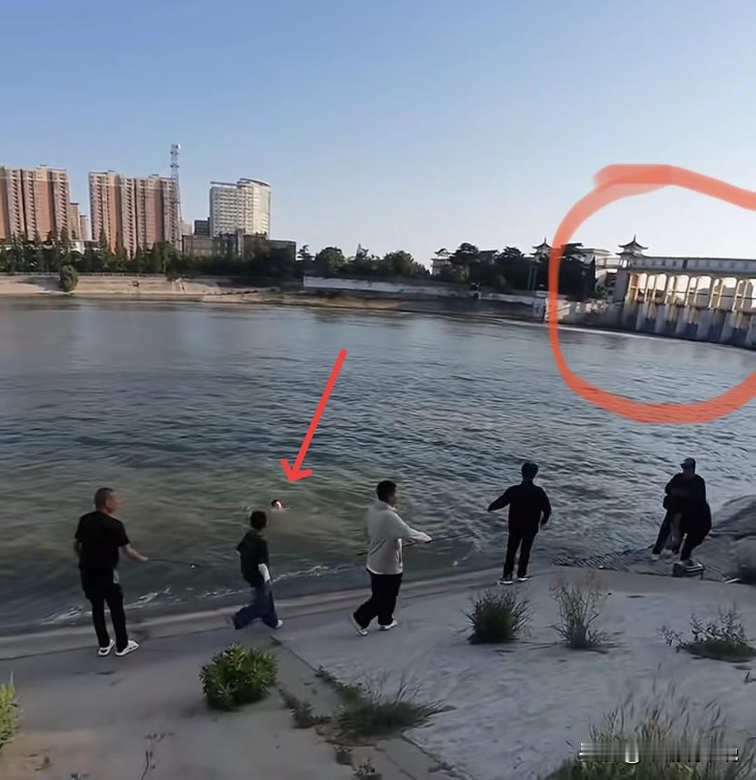 团结一致，挽救一整个家庭！5月5日，河南周口几名钓鱼爱好者在水边垂钓，突然听