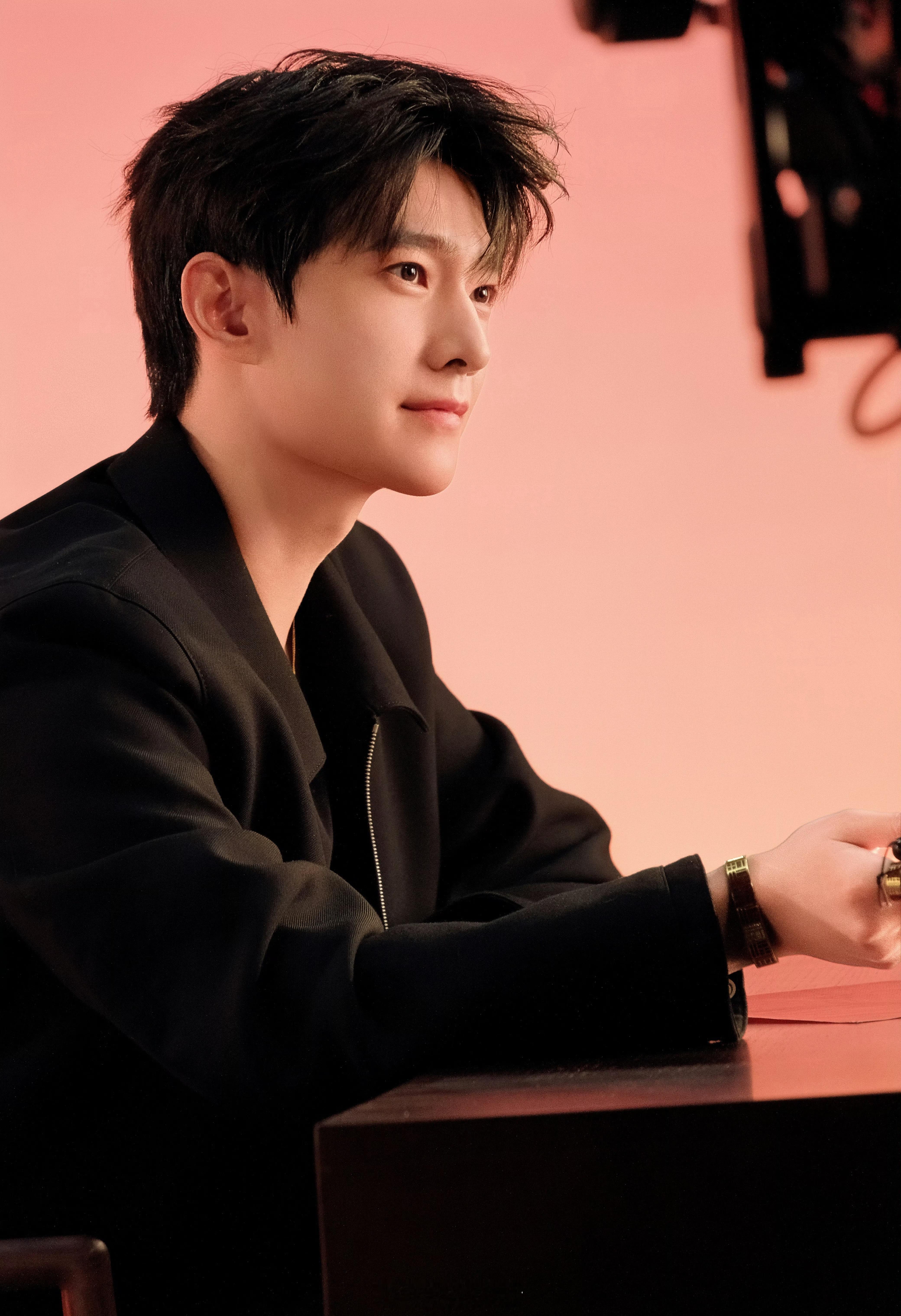 杨洋的面部折叠度令人惊叹 完美骨相带来的震撼是这样的，行走的贵公子带来的品牌影