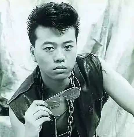 1995年，欧阳震华做梦也没想到，今生会和赌王孙女睡到一张床上。两人的财富差距，