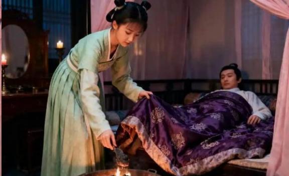 古代的通房丫鬟，其实就是主子行房时候的工具，主子需要时，得赶紧递汗巾，点安神香，