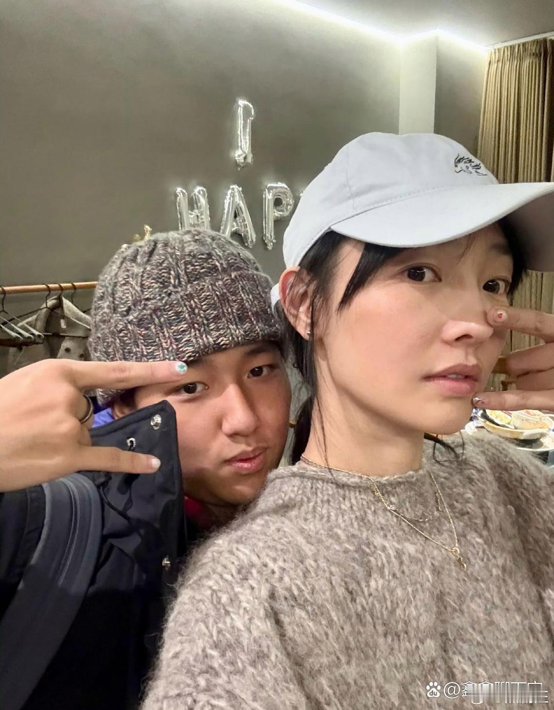 白百何晒与大儿子合影，18岁元宝长得真像爸，母子俩做了同款美甲