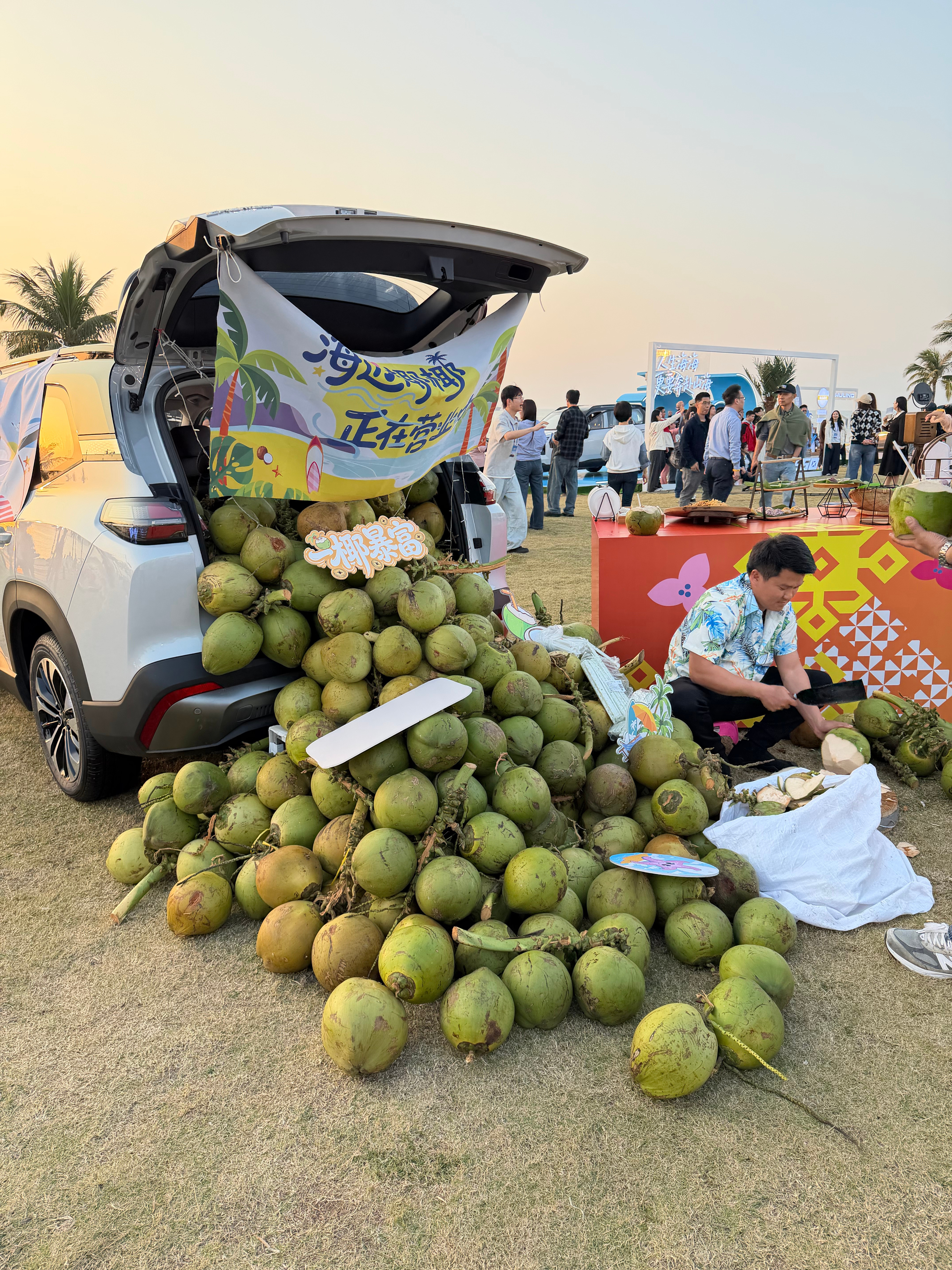 星光560海边发布会现场也太会玩了海口这场海边派对直接把露营氛围绝了！这台改装版