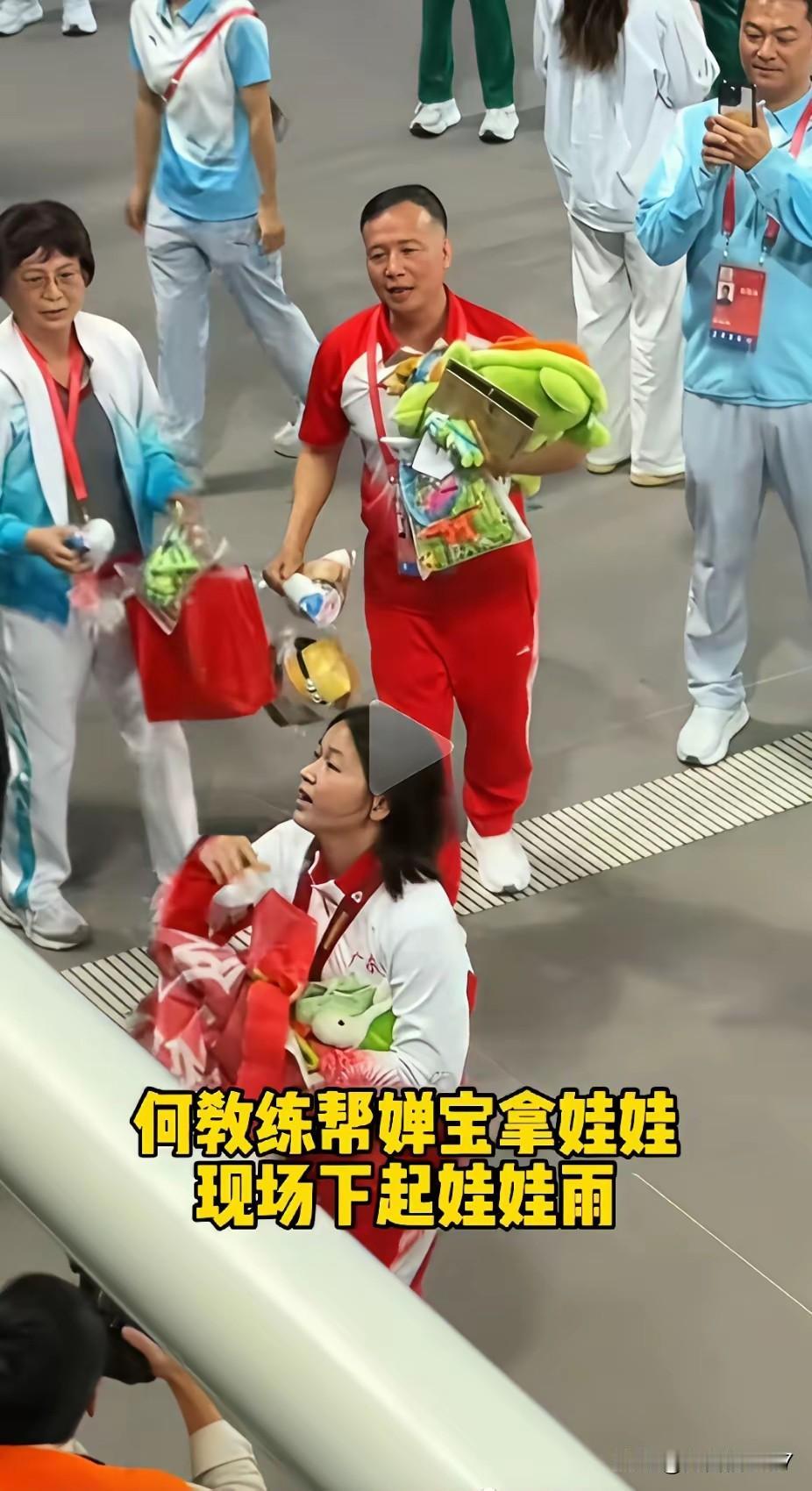 何威仪教练对全红婵也太好了吧！看得出来，何教练比她爸妈还关心、还呵护她——走
