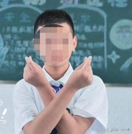 “冤不冤？”广西柳州，一初二男生在学校和同学发生了点矛盾，可班主任却给男生休学处