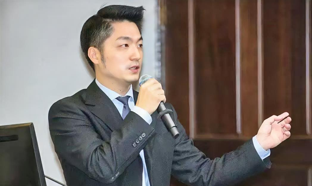 50岁男人演讲脱稿，肌肉绷紧西装。同龄人发福，他每周跑步三次、举铁四次。你看