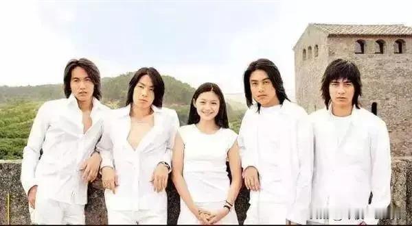 我看过一段视频，大S在认真舔一个日本女明星的脚趾头。所以我对大S没有多少好感，