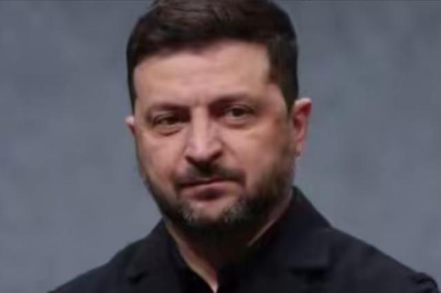 泽连斯基现在连装都不装了。以前他去欧洲，是求人。穿着军绿色T恤站在各国议会里，讲