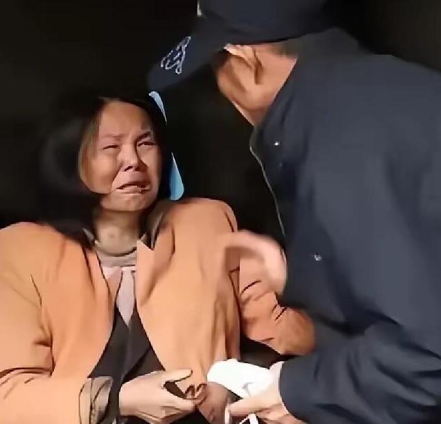 山东单县一位43岁光棍在街头遇见一名截瘫女子，将她带回自家照料，不料，女子半