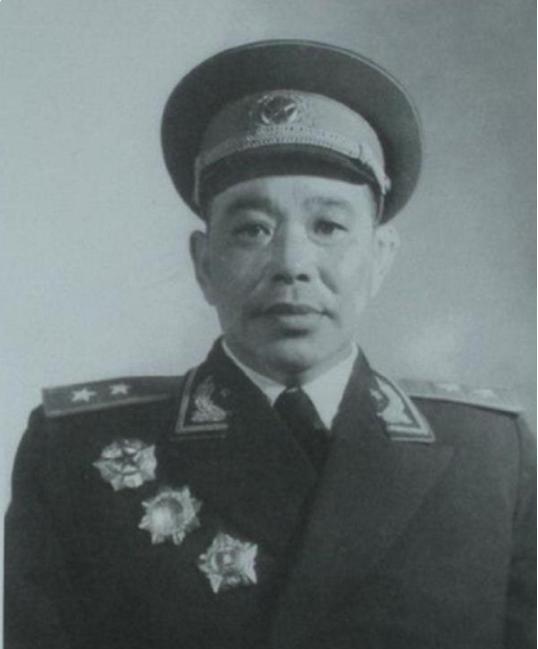 1979年廖汉生回到桑植，指着身边贺龙的女儿问老乡，她是否像她父亲贺龙本人？1