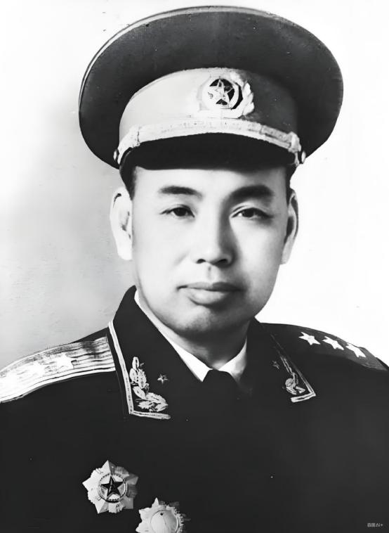 1955年，许世友得知自己授衔上将，开怀畅饮。酒酣时电话响起，大扫其兴，便不耐烦