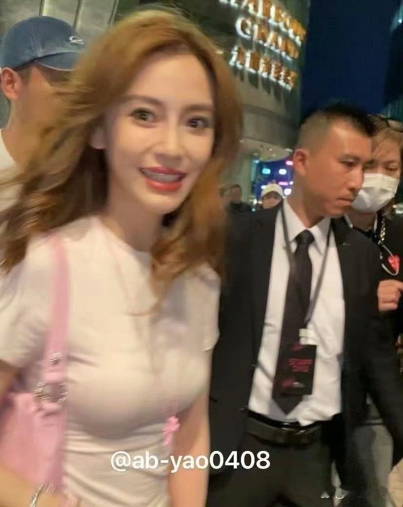 明星Angelababy这一瞥，美到封神！