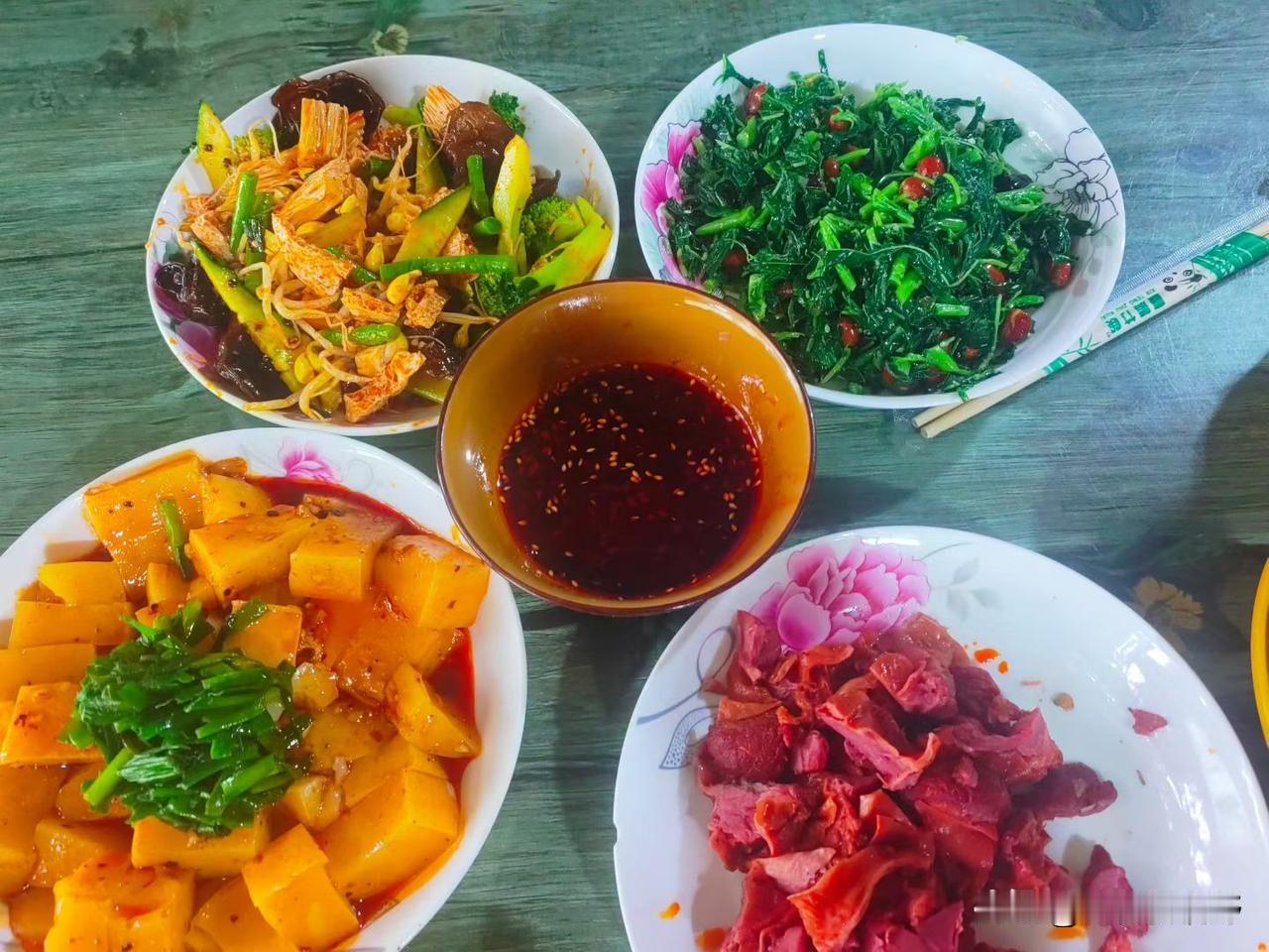 凤翔丰盛的家常菜午餐家常美食家常饭菜一碗香吃米饭家常菜四盘家常小菜几块钱