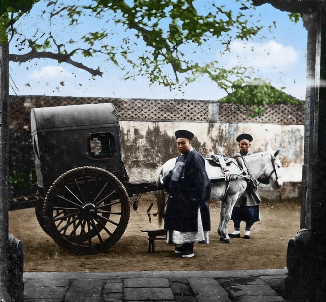 这张照片由英国摄影师约翰·汤姆森拍摄于1871年的北京，记录了一位晚清官员准备乘