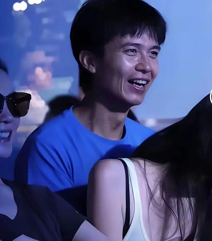 王菲男闺蜜翻车最让人寒心的不是那只手而是她那几秒的沉默​​​