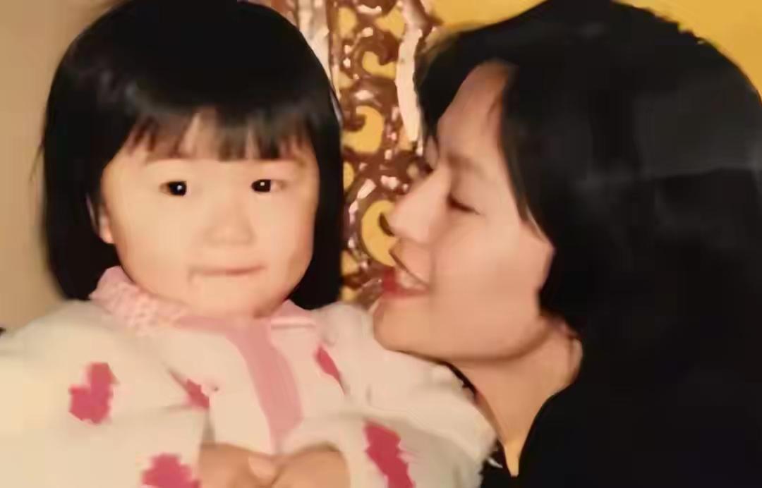 1999年，鞠萍对丈夫蒋启星说：“我们离婚吧！”丈夫点头同意。然而，丈夫却提出一