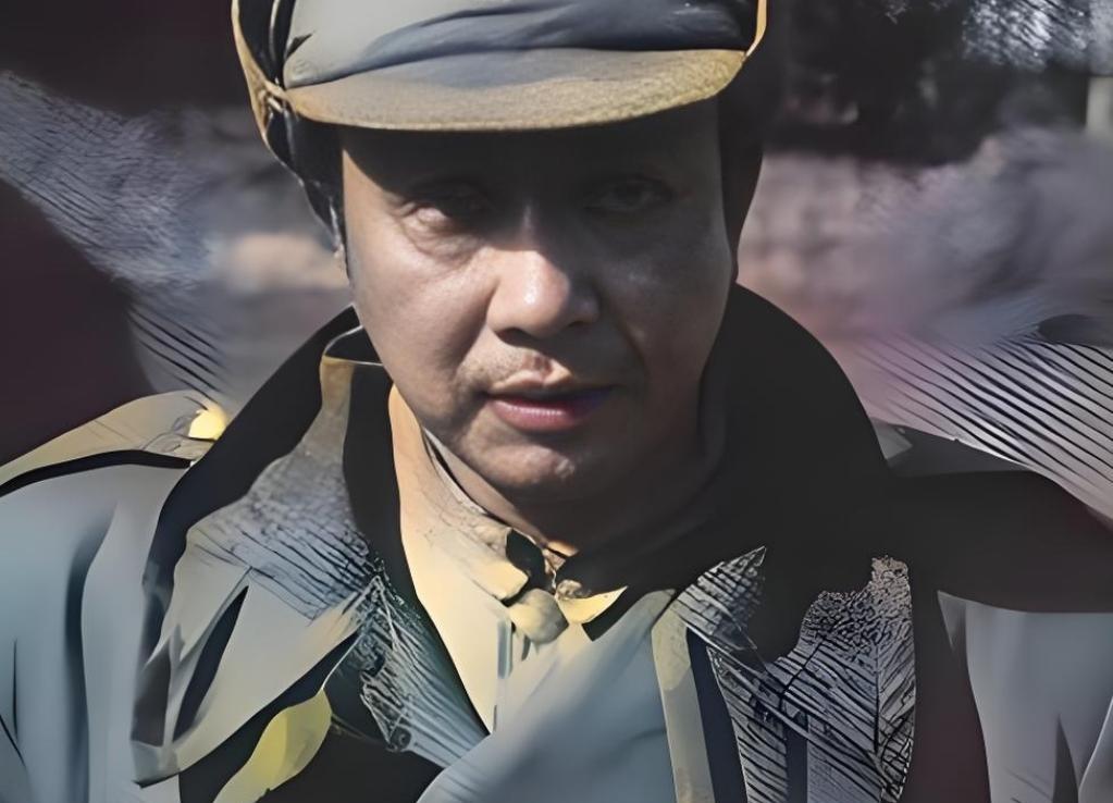 1949年12月，国军将领李文在成都向解放军投诚时，被记者拍下了这张珍贵的照片，