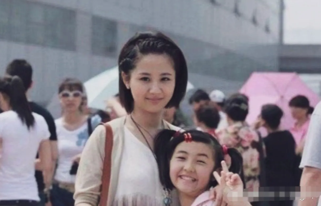 杨紫张子枫这么早就认识了！杨紫一直都是美美的，只是褪去了婴儿肥！张子枫还是个小萌