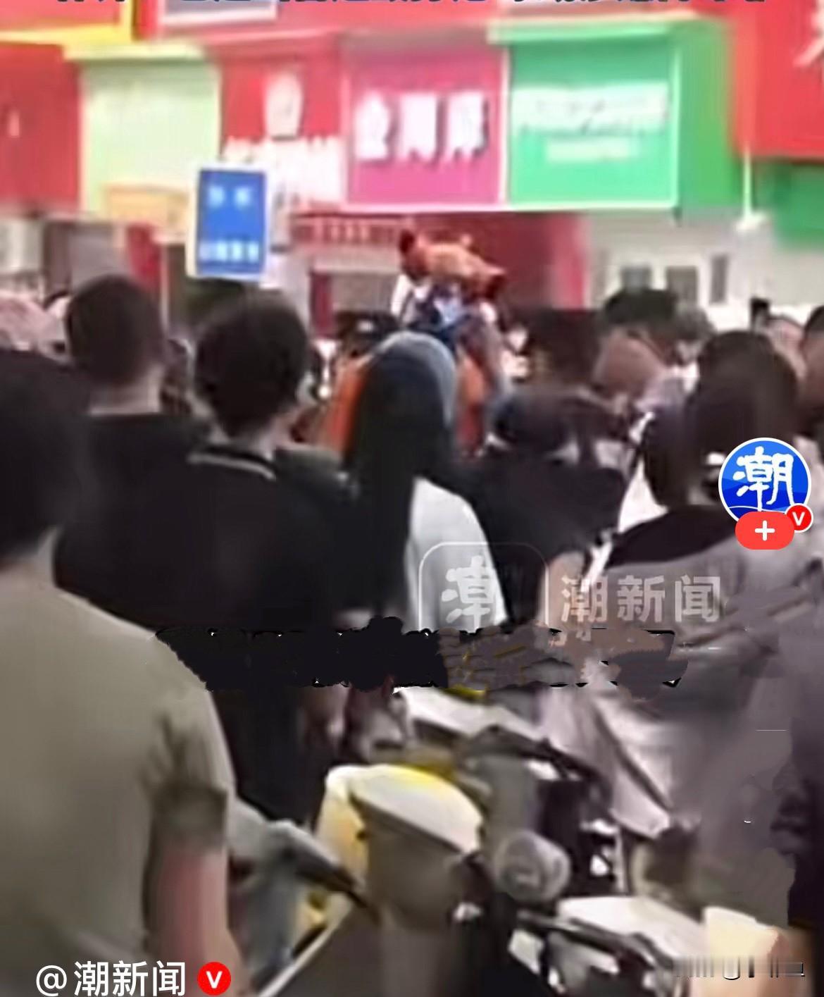 近日，河北保定一县正信楼商场门口，大白天人流量超大的时候，两名女子当众发生激烈争