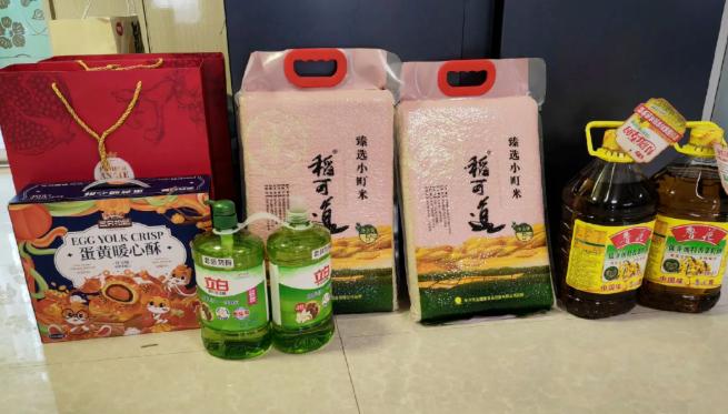 我妈上个月去银行存款10万，回来乐呵呵的，说银行送了一桶油、一袋米。我拿过单子一