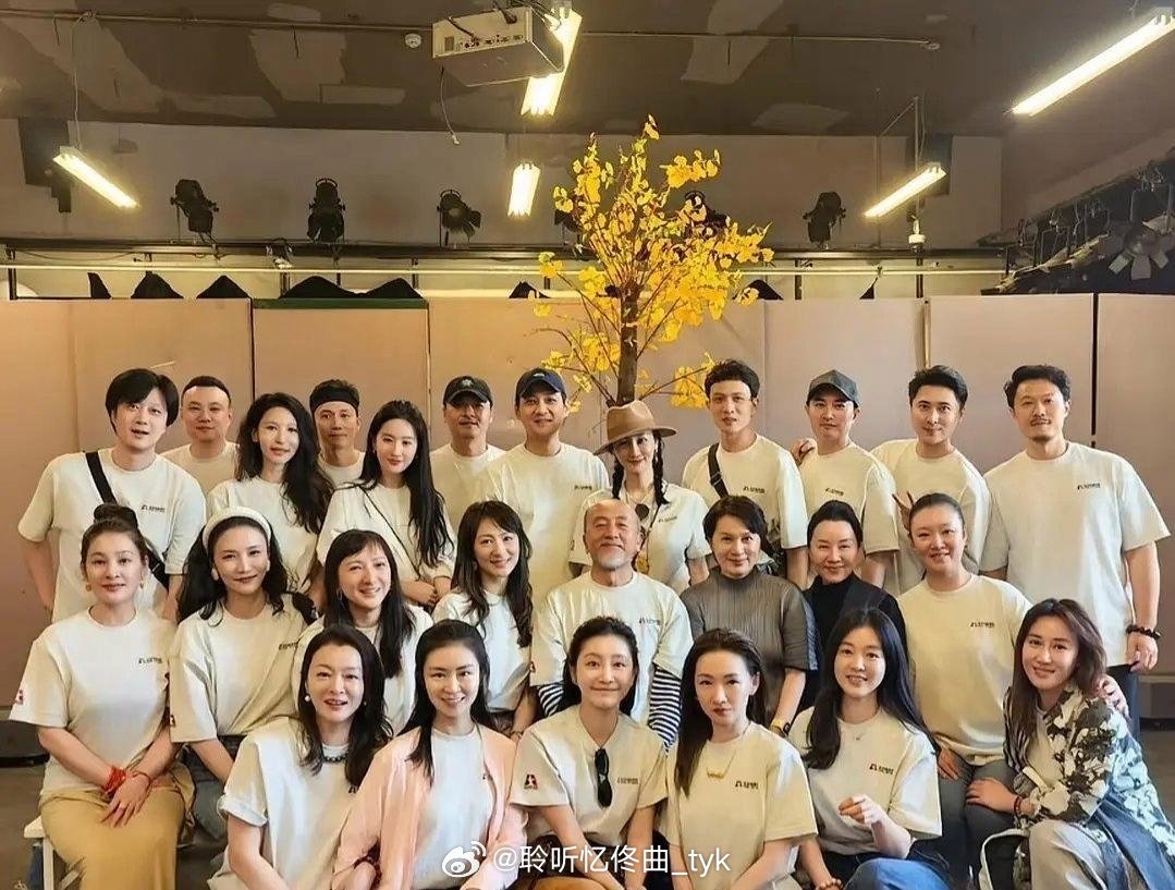 看到刘亦菲参加同学聚会的照片，难免要感慨一句：时间在她身上按下的，大概是慢速键。
