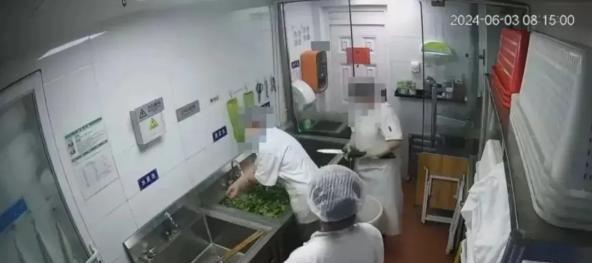 “大快人心！”2024年，北京，一幼儿园的后厨大妈用洗餐具的水池涮拖把和抹布，为