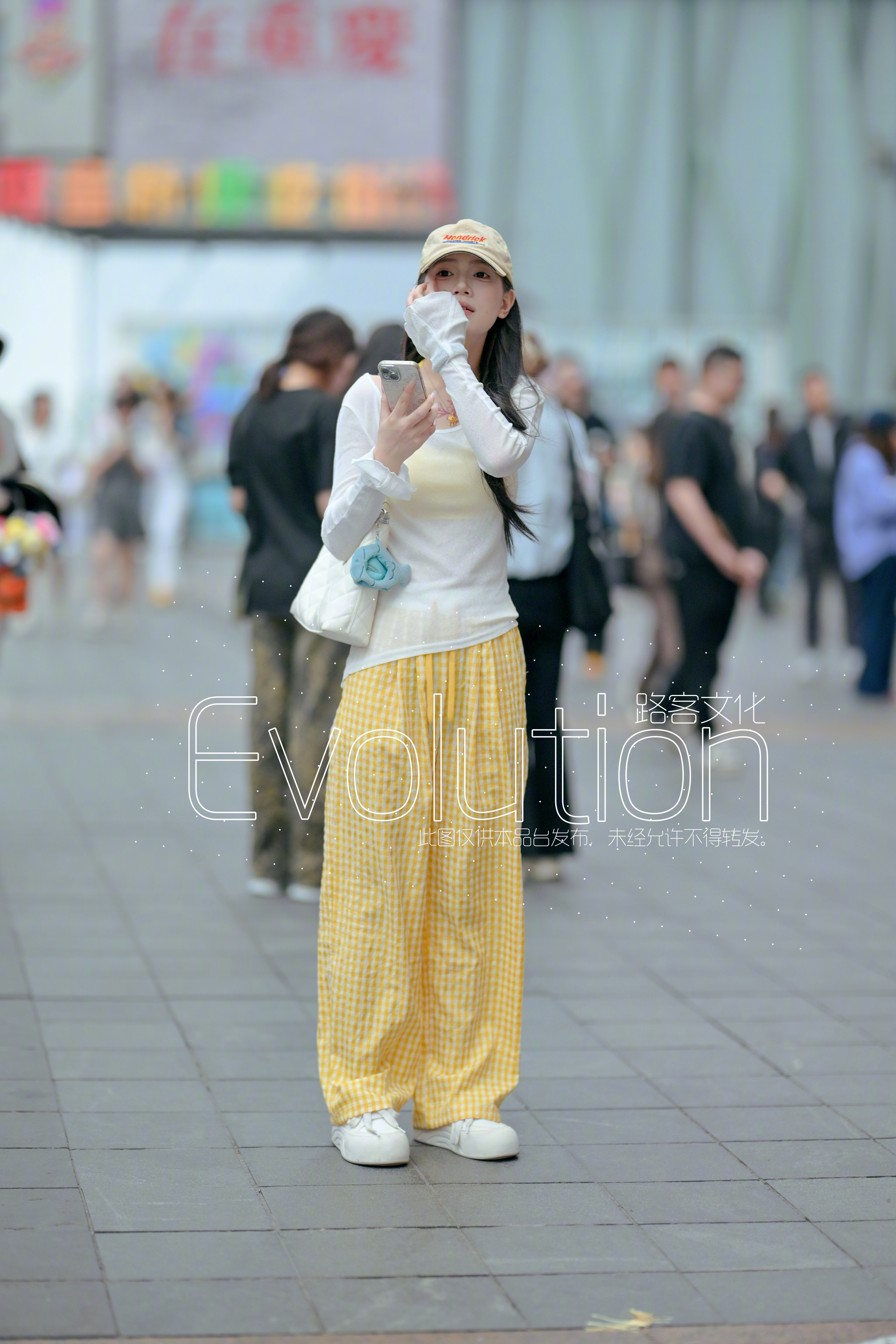 白色和浅黄色夏季穿搭好清爽的颜色​​​