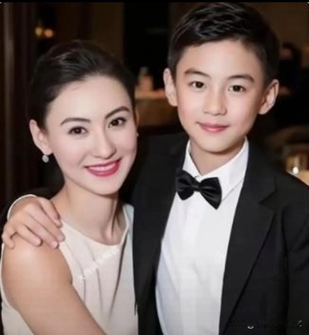 小王子是张柏芝和谢霆锋的孩子吗？外面说的可不是他们生的，时间都对不上，谢霆锋也辟