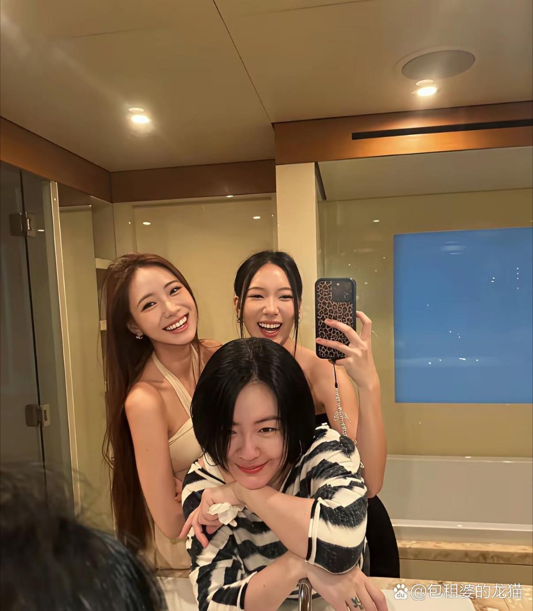 小S晒出一家四口香港游合照！两位千金美貌惊艳全场，看来接下来她是要全力推女儿上位