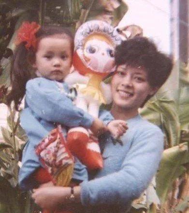 2008年，一档节目中，主持人问孙俪：“你年收入几千万，你父亲一家人却住在贫民窟