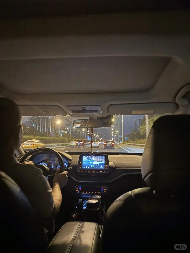 晚上和同事加完班，照例打滴滴一起往回走，刚刚关上车门司机就说：“尾号XXXX？我