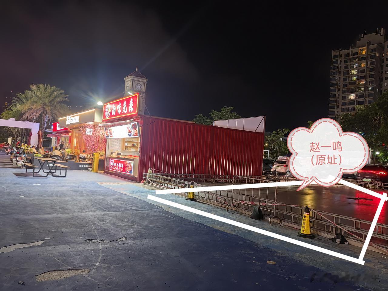 我常去一个地摊吃东西。那晚夜深，客人寥寥，我便和老板聊了起来。老板跟我讲了件事，