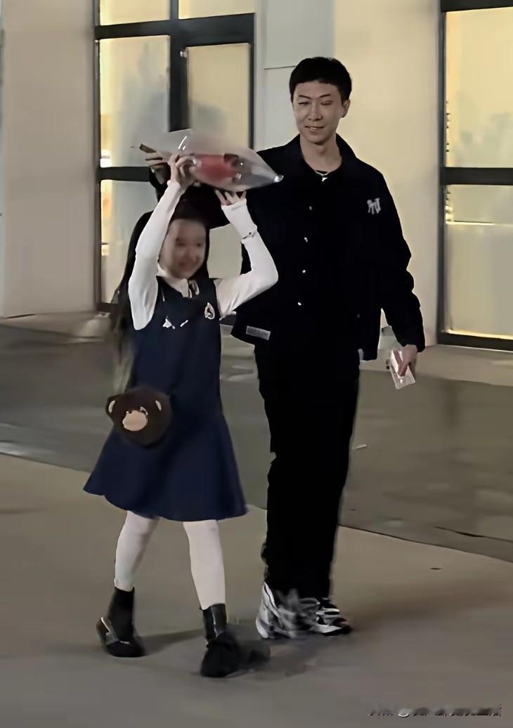 参加了一个真人秀节目，这两对的知名度真的暴涨。一对就是董璇张维伊，中年阿姨董璇