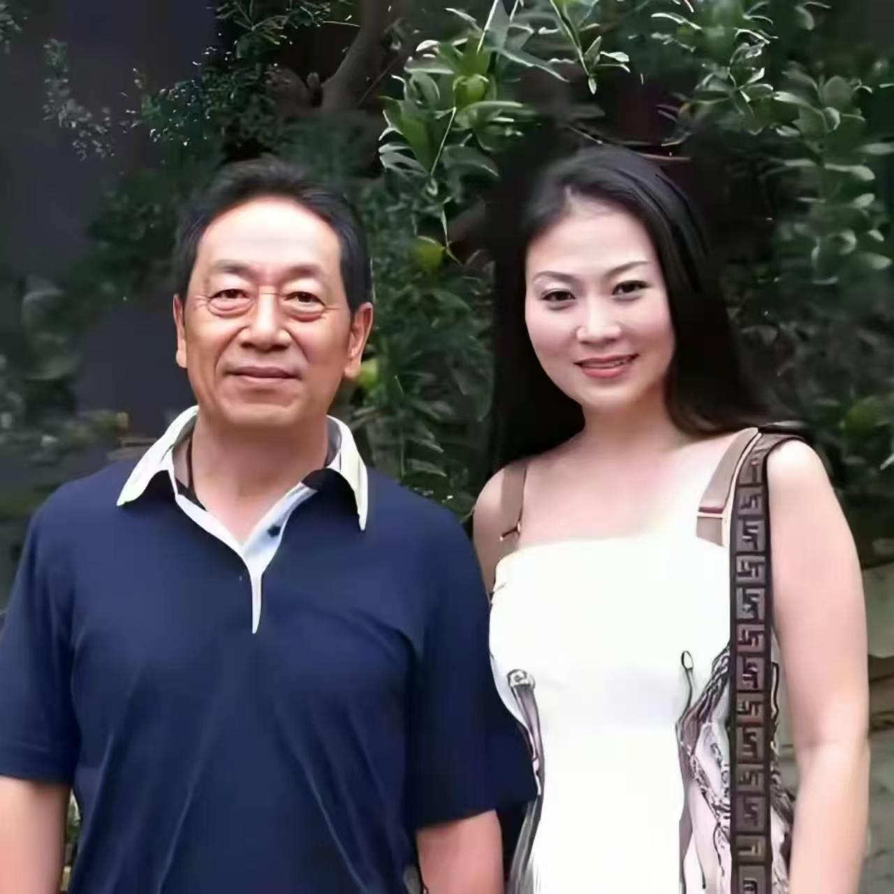 饶芯语&王奎荣：相差37岁的忘年相恋、相守日常一、因戏结缘，仰慕生情、女方