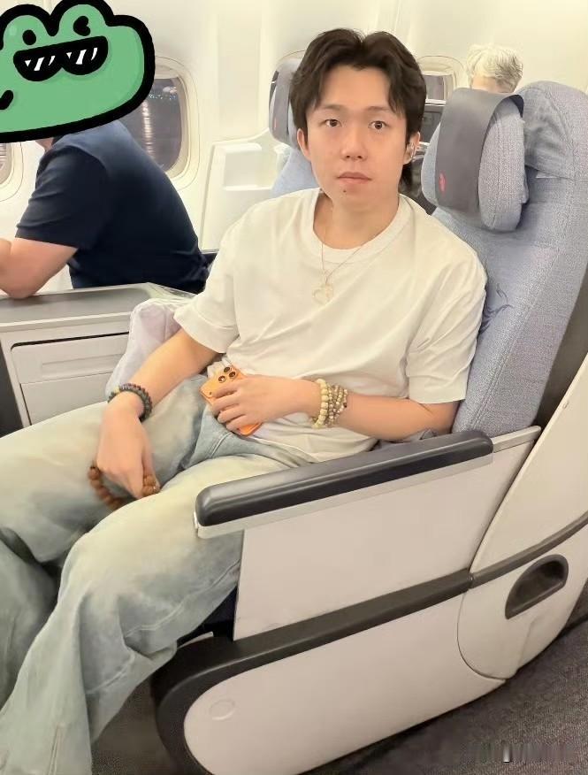 别人坐飞机打发时间刷手机，王楚钦坐飞机全程沉浸式盘串🪷左手多层菩提精致叠戴，