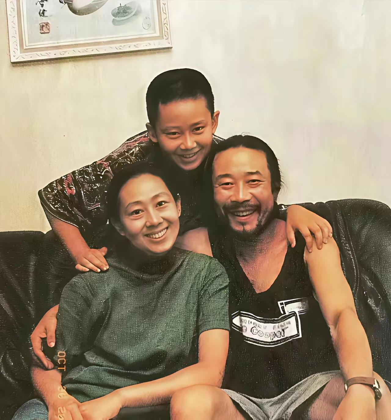 你们还能认出这全家福是谁吗？老演员剧照