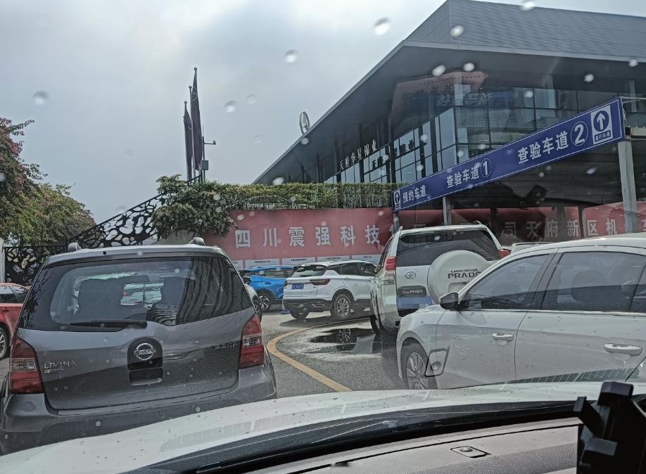 现在不少汽车小白一到年审就非常紧张，特别是车龄长一些的老抽。其实年审很简单，首先