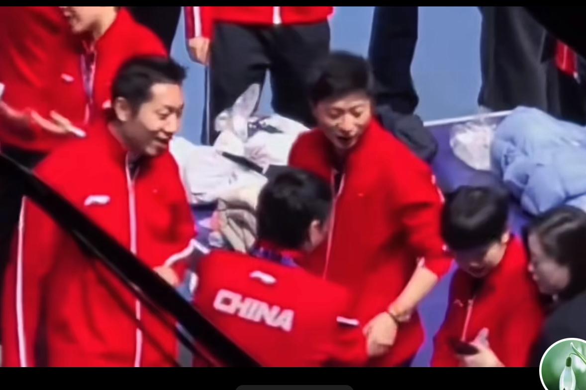 马龙：莎莎，问你个事。莎：啥事，龙哥？马龙：我和许昕都想当你师父，你说最需