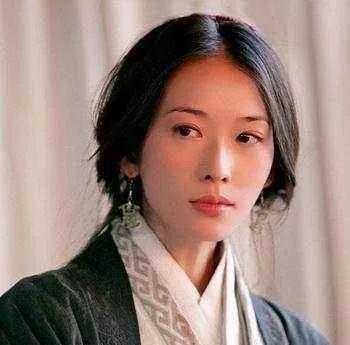 孙权晚年病重，皇后潘淑日夜照顾，疲惫不堪。一天夜里，几个宫女趁着潘皇后熟睡之际，