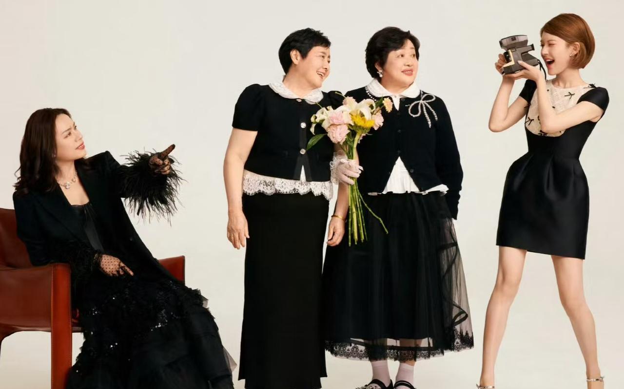 赵露思520拉着奶奶、外婆和妈妈拍了一组照片，我发现其中3点特别值得细品。一：