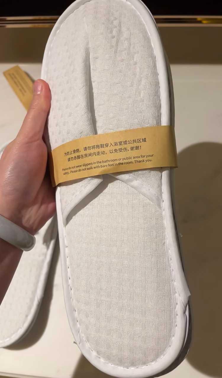 住酒店花七百多，踩上带毛发起球的“循环拖鞋”，换谁都膈应。酒店说为了环保循环用两