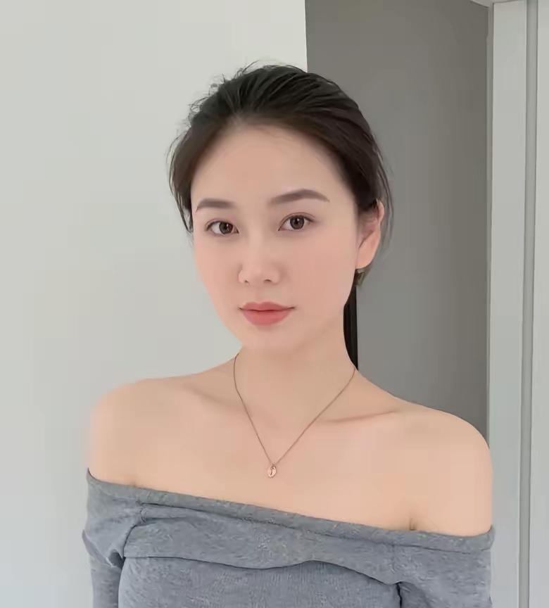 优雅气质，灰色露肩上衣，简约时尚，尽显女性魅力！