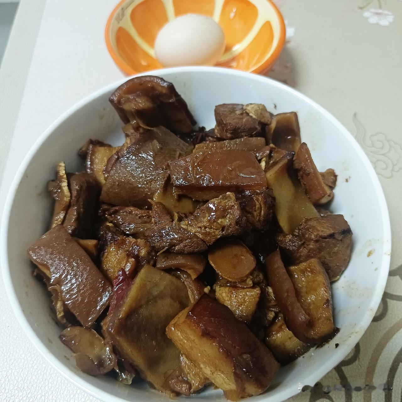 外面又哗哗拉拉的下起大雨，偶尔还伴有咕咕噜噜的雷声。空气很潮湿的能掐出水来！我琢