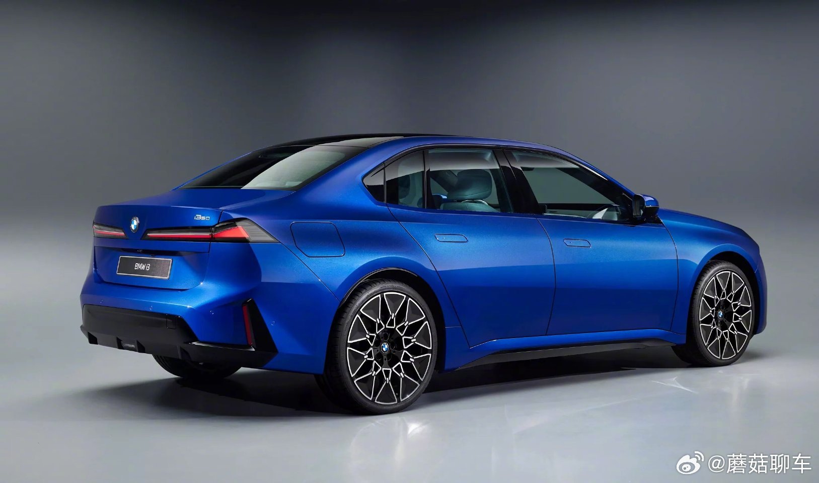 全新宝马i3长x宽x高：4760x1864x1481mm，轴距：2898mm。8