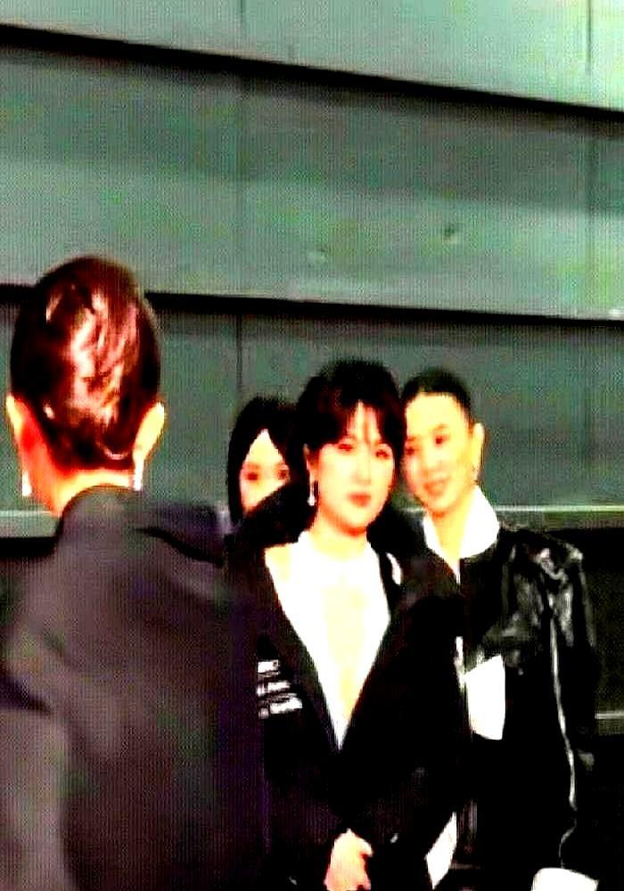 原来真正的顶配，是看都不看你一眼。微博之夜后台，杨幂穿着孔雀开屏一样的高定