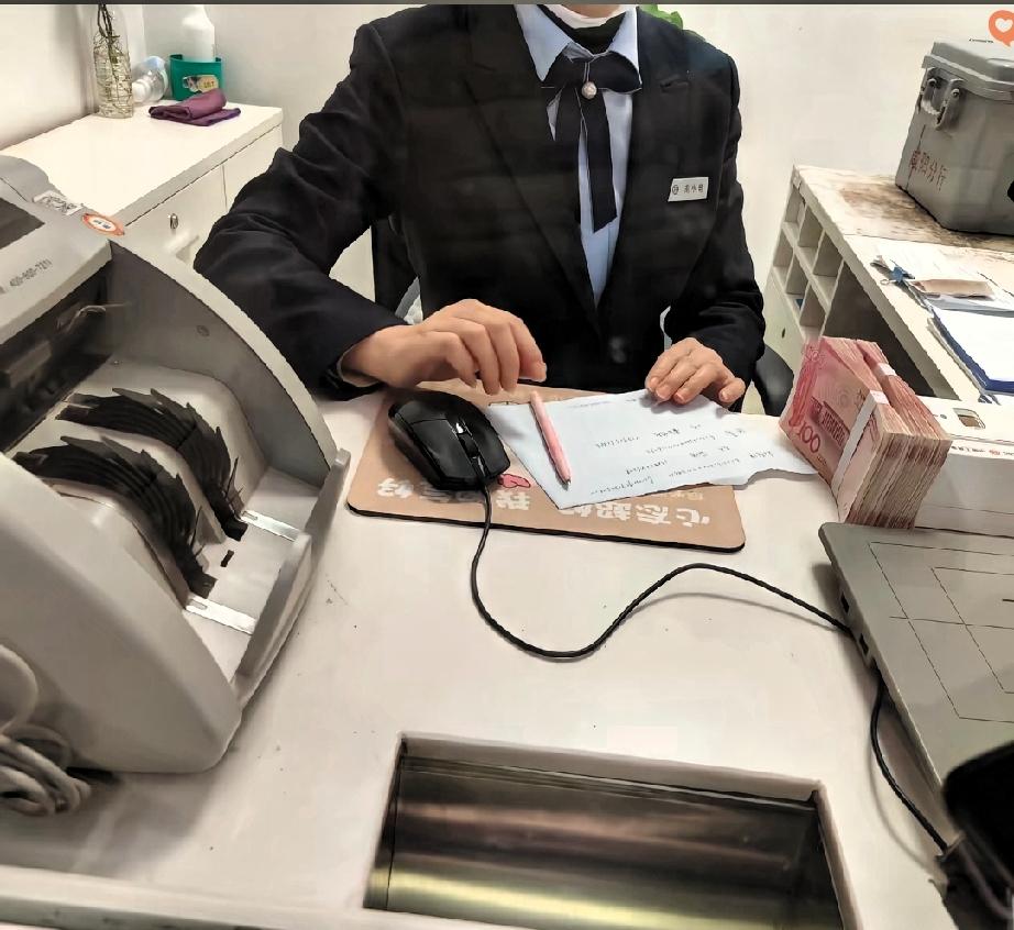 现在银行也太会了！去建行存钱差点被柜员一句话笑喷。今天去存三万块，前面大